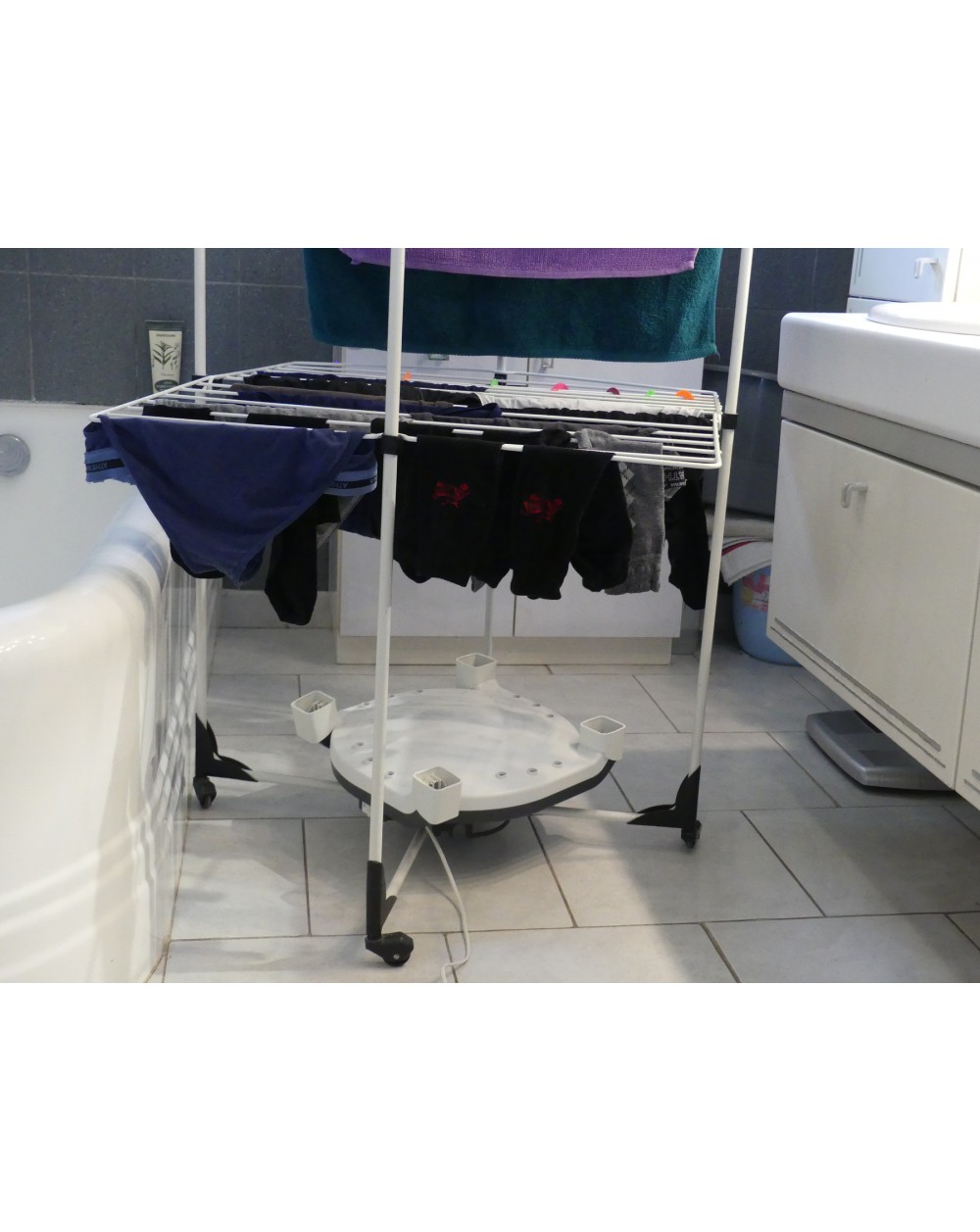 Ventilateur sèche-linge sous un tancarville dans une petite salle de bain